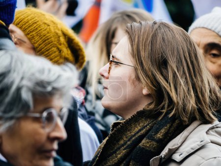 Téléchargez les photos : Strasbourg, France - 31 January 2023: Side view of French woman at second demonstration against the new pension reform to be presented next month by French Prime Minister Elisabeth Borne - en image libre de droit