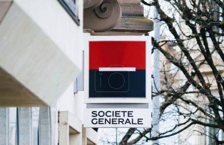 Téléchargez les photos : Strasbourg, France - 31 January 2023: Logotype of Societe Generale insignia above entrance Red Black square with red line - en image libre de droit