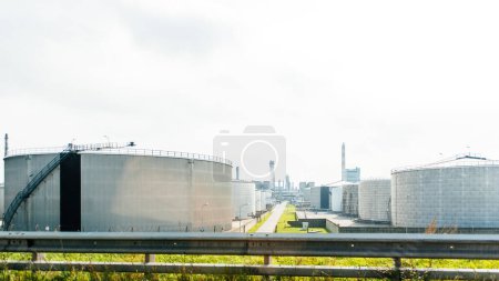 Téléchargez les photos : Vienna, Austria - Sep 30, 2014: Perspective view over multiple large storage tanks of petrol, oil and gas at OMV Austria oil Refinery Schwechat - en image libre de droit