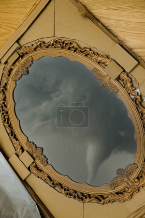 Téléchargez les photos : Ouragan Tourbillon vu dans le nouveau miroir vintage en bois magnifique avec verre cassé - nouvel ordre Internet endommagé pendant le transport - en image libre de droit