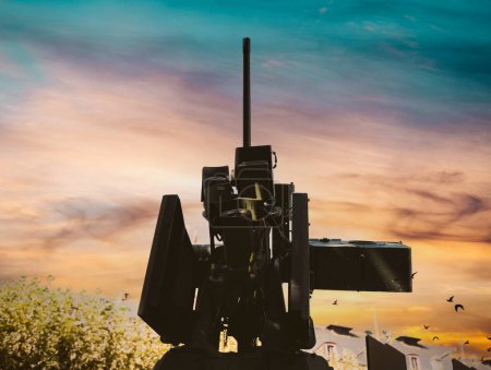 Foto de Imágenes militares con rifle apuntaban al cielo dramático de color cerca de la parte superior de un árbol de platano del vehículo blindado de combate de infantería - Imagen libre de derechos