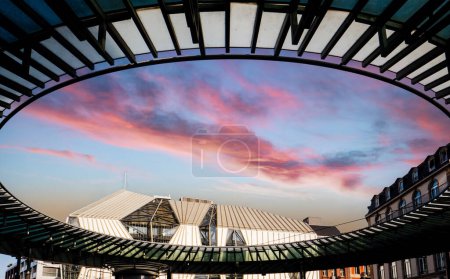 Foto de Estrasburgo Home de Fer estación de tren techo de cristal y la clasificación de edificio moderno en el fondo - beautfiul cielo al atardecer de color rosa - Imagen libre de derechos
