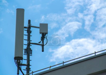 Foto de Grandes antenas de 5g 6g LTe en el polo con el cielo de color azul en el fondo - datos, transmisión de radio de vídeo de múltiples informaciones - Imagen libre de derechos
