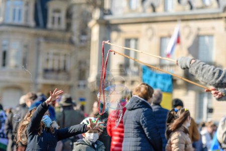Téléchargez les photos : Strasbourg, France - 6 mars 2022 : Des centaines de manifestants se rassemblent devant le consulat de Russie en solidarité avec les Ukrainiens et contre la guerre après l'invasion russe - une jeune fille pacifiste - en image libre de droit