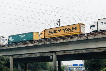 Foto de Austria - Sep 30, 2014: Seyyah Logistics truck cargo waiting with others trucks on a bridge above Austrian highway - Imagen libre de derechos