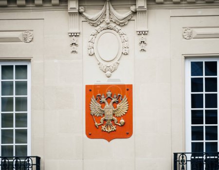 Téléchargez les photos : Coat of arms of Russia on the consulate building in France - en image libre de droit