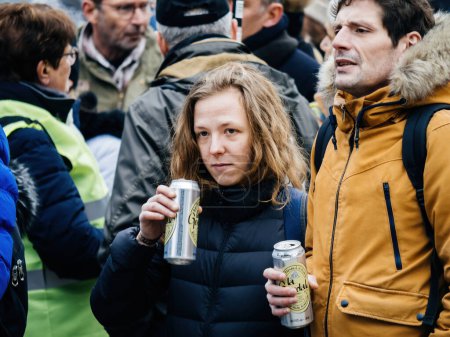 Téléchargez les photos : Strasbourg, France - 31 January 2023: Protesters drinking light beer from cans at second demonstration against the new pension reform to be presented next month by French Prime Minister Elisabeth - en image libre de droit