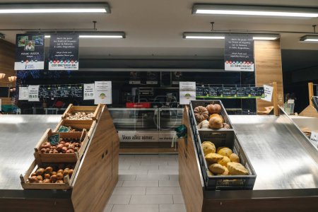 Foto de Estrasburgo, Francia - 19-dic-2022: Supermercado cerrado bio-orgánico alsaciano con verduras vacías y estantes de frutas - no hay clientes dentro - Imagen libre de derechos