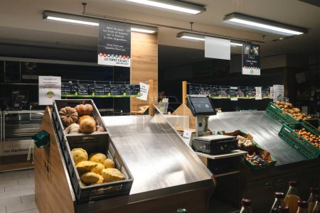 Foto de Estrasburgo, Francia - 19-dic-2022: Supermercado cerrado bio-orgánico alsaciano con verduras vacías y estantes de frutas - Imagen libre de derechos