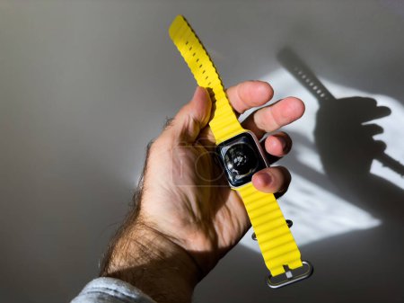Foto de París, Francia - 23-sep-2022: Feliz cliente con la celebración de un nuevo Apple Watch Ultra banda de silicona de buceo unido a la vieja serie 4 iot smartwatch - Imagen libre de derechos
