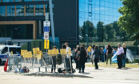 Téléchargez les photos : Strasbourg, France - 3 juin 2015 : Manifestants protestant contre les membres de la communauté alévite portant des pancartes près du bâtiment Agora à Strasbourg, France, Conseil de l'Europe - en image libre de droit