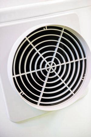 Téléchargez les photos : Chaudière instantanée chauffe-eau air-air pompe à chaleur conduit calandre - en image libre de droit