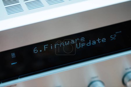 Téléchargez les photos : Firmware update text on the LCD display aluminum facade figh-end stereo audio hi-fi receiver - close-up tilt-shift lens used - en image libre de droit