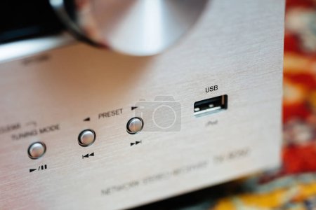 Téléchargez les photos : Port USB sur un récepteur hi-fi audio stéréo haut de gamme - objectif inclinable en gros plan utilisé - en image libre de droit