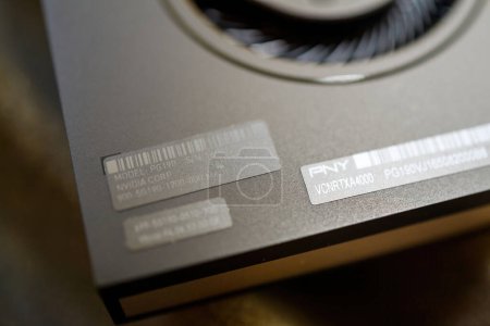 Foto de Londres, Reino Unido - 5 de agosto de 2022: Macro corto con lente de desplazamiento basculante de la nueva tarjeta de video Nvidia Ampere PNY RTX A4000 gpu en la etiqueta engomada del modelo y el ventilador de refrigeración - Imagen libre de derechos