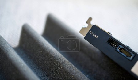 Foto de Londres, Reino Unido - 5 de agosto de 2022: Macro corto con lente de desplazamiento basculante de la nueva tarjeta de video Nvidia Ampere PNY RTX A4000 gpu sobre fondo futurista de espuma - Imagen libre de derechos