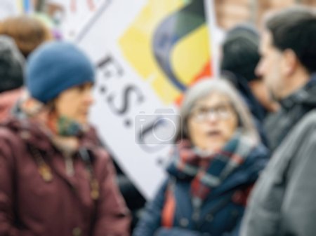 Téléchargez les photos : Strasbourg, France - 31 janvier 2023 : Vue floue des manifestants contre la nouvelle réforme des retraites qui sera présentée le mois prochain par la Première ministre française Elisabeth Borne - en image libre de droit