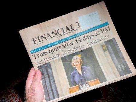 Téléchargez les photos : LONDRES, ANGLETERRE - 21 OCTOBRE : Un homme lit la une du Financial Times annonçant la démission du Premier ministre Liz Truss après 44 jours - en image libre de droit