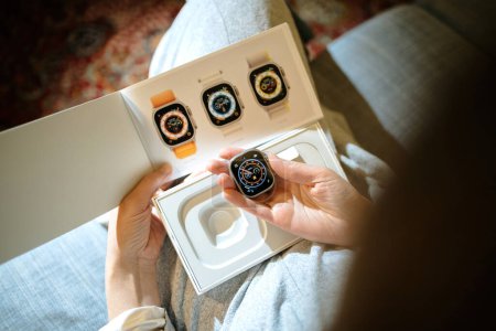 Téléchargez les photos : Londres, Royaume-Uni - 28 sept. 2022 : Une femme POV tient à la main le paquet montrant la nouvelle Apple Watch Series Ultra conçue pour des activités extrêmes comme les sports d'endurance - en image libre de droit