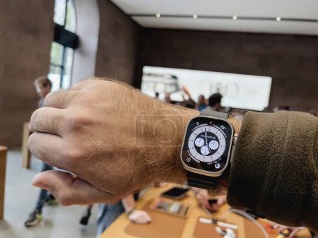 Foto de París, Francia - Sep 23, 2022: Apple Store primer día de venta para el nuevo reloj de titanio Apple Watch Ultra diseñado para actividades extremas - hombre probando el reloj - perspectiva personal - Imagen libre de derechos