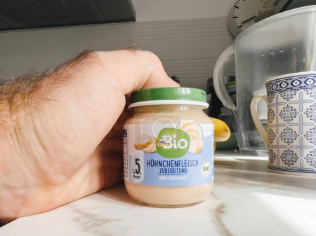 Téléchargez les photos : Paris, France - 13 sept. 2022 : Pot en verre pour homme POV avec aliments pour bébés fabriqués par DM - en image libre de droit