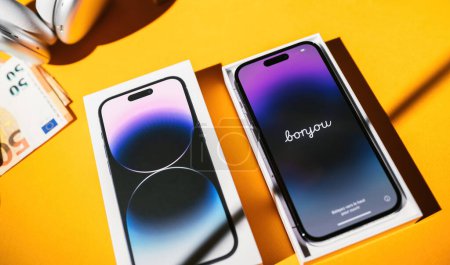 Foto de Paris, France - Sep 17, 2022: Bonjour text on the new Apple Computers iPhone 14 pro during initial setup - Imagen libre de derechos