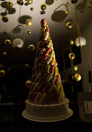 Téléchargez les photos : Délicieux gâteau français dans la vitrine d'une boulangerie à Paris, France - en image libre de droit