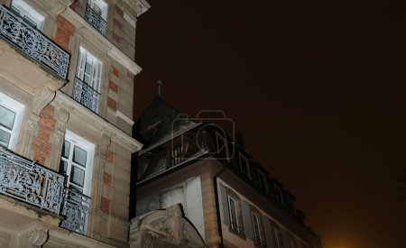 Foto de Vista de bajo ángulo del edificio de apartamentos casa por la noche con balcones - Imagen libre de derechos