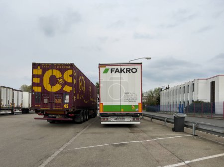 Foto de Kehl, Alemania - Circa 2022: Vista trasera de camiones de carga en un gran aparcamiento para vehículos pesados - Imagen libre de derechos