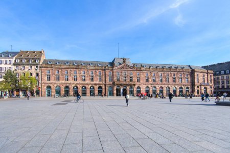 Téléchargez les photos : Strasbourg, France - Circa 2022 : Place Kleber presque vide dans le centre de Strasbourg un jour de printemps avec les touristes et les habitants de la région à pied - en image libre de droit