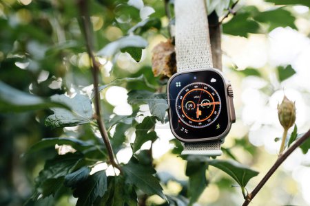 Foto de Londres, Reino Unido - 28 de septiembre de 2022: Nuevo reloj inteligente de titanio profesional Apple Watch Ultra en un entorno forestal verde salvaje - Imagen libre de derechos