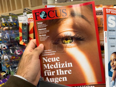 Foto de Alemania - 24-sep-2022: La prensa internacional y nacional: Enfoque revista alemana con el titular de la nueva medicina para los ojos - Imagen libre de derechos