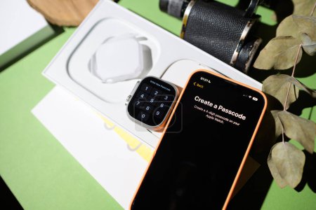 Foto de Londres, Reino Unido - 23 de septiembre de 2022: Crear una prueba de contraseña en la pantalla del iPhone configurar el nuevo Apple Watch ultra - Imagen libre de derechos