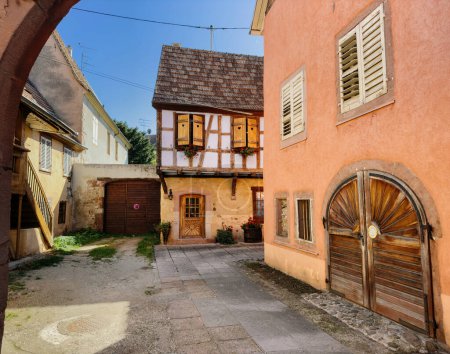 Foto de Alsaciano pueblo francés con puertas y puertas de madera antiguas, ambiente rústico de casas - Imagen libre de derechos