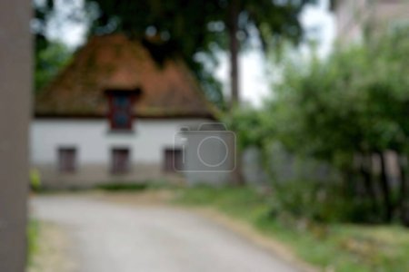 Téléchargez les photos : Vue floue déconcentrée d'une maison avec tous les arbres autour - en image libre de droit