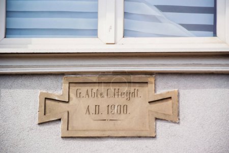 Téléchargez les photos : Anciennes inscriptions en pierre sculptée sur la façade d'une maison G. Abt et C. Heydt A.D 1900 - en image libre de droit