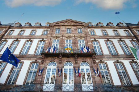 Foto de Ayuntamiento de Estrasburgo con lema de la Fraternidad Liberte Egalite y banderas de Ucrania ondeando junto a la francesa - Imagen libre de derechos