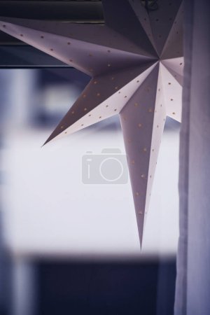 Téléchargez les photos : Papier blanc étoile nordique détails sur un intérieur de fenêtre - en image libre de droit