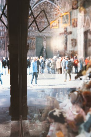 Téléchargez les photos : Strasbourg, France - 20 mars 2015 : Image verticale Cathédrale Notre Dame de Strasbourg Façade de l'entrée principale avec des silhouettes de personnes piétons locaux et touristes - en image libre de droit