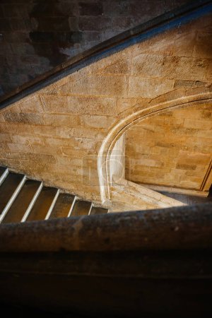 Foto de Vista elevada de misteriosa escalera con pared de piedra - laberinto detalle - Imagen libre de derechos