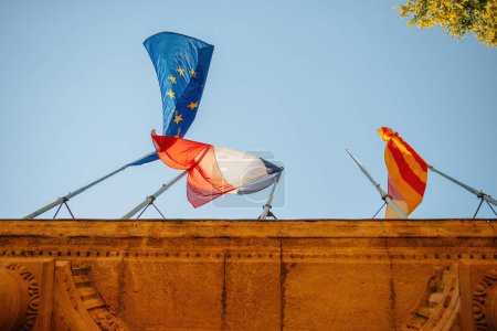 Téléchargez les photos : Vue de dessous du drapeau national français, à côté de l'Union européenne et de la Provence-Alpes-Côte d'Azur au-dessus de l'hôtel de ville - en image libre de droit