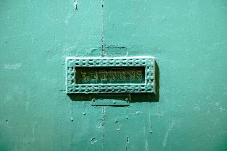 Téléchargez les photos : Panneau Vintage unique Lettres traduit comme pour la signalisation postale sur la porte verte en acier dans le sud de la France - livraison de la communication postale - en image libre de droit