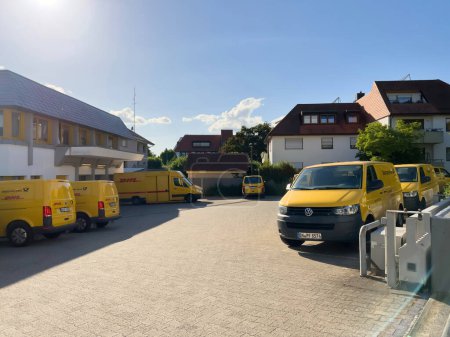 Téléchargez les photos : Allemagne - 28 mai 2022 : Plusieurs VW Deutsche Post jaune fourgon de livraison dans le stationnement d'une station postale - en image libre de droit