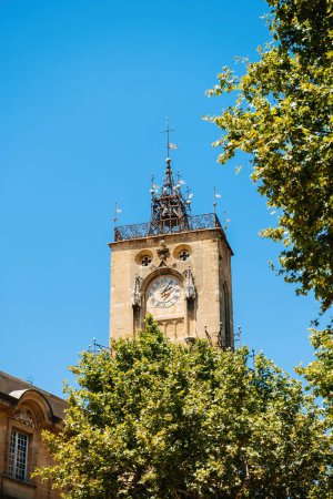 Téléchargez les photos : Vue de la Place Square de lHôtel de ville avec majestueuse tour de l'Horloge de la mairie d'Aix-en-Provence architecture - chaude journée d'été ciel bleu clair - en image libre de droit