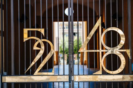 Téléchargez les photos : 52 Cinquante-deux et 48 Quarante-huit numéros réalisés dans une magnifique police vintage sur la porte d'une propriété en Provence Sud de la France - en image libre de droit