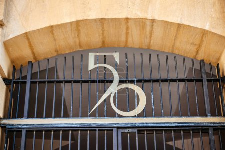 Téléchargez les photos : 50 Cinquante chiffres réalisés dans une belle police vintage à la porte d'une propriété immobilière en Provence Sud de la France - en image libre de droit