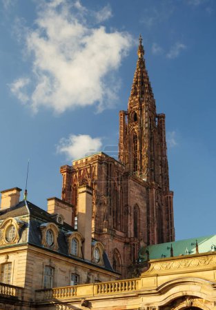 Foto de Estrasburgo Alsacia con la catedral de Notre-Dame Una vista impresionante de un edificio religioso histórico, que se eleva contra el cielo: un lugar icónico de culto que inspira asombro y viajes. - Imagen libre de derechos