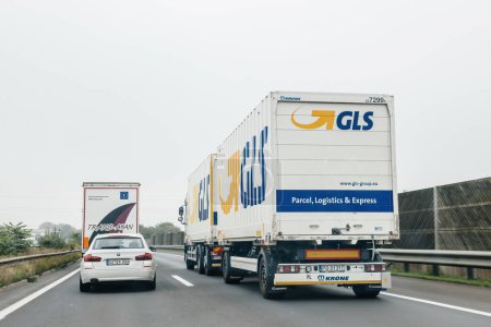 Foto de Austria, 30 de septiembre de 2014: Un camión de carga rápido con un remolque de entrega Krone GLS está transportando paquetes a lo largo de la carretera en un modo eficiente de transporte: llegada rápida a tiempo - Imagen libre de derechos