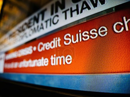 Foto de Basilea, Suiza - 19 de marzo de 2023: Primer plano de un canal de noticias televisivo con texto Credit Suisse durante la agitación de los bancos del mundo - Imagen libre de derechos
