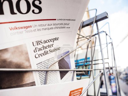 Foto de París, Francia - 20 de marzo de 2023: quiosco de medios de comunicación con titular de prensa francesa con título UBS acepta comprar Credit Suisse - Imagen libre de derechos